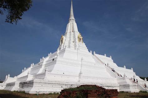 ¡Sumérgete en la Historia y la Belleza con el Santuario Wat Phu Khao Thong!