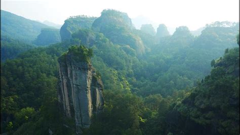 ¡Sumérgete en la Historia y la Naturaleza en el Templo de la Montaña Wuyi!