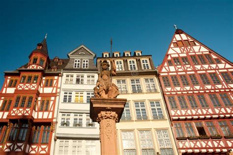  El Römerberg: Una Plaza Medieval que Te Transportará al Pasado de Frankfurt!