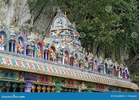  ¡El Templo Batu Caves: Un Oasis de Color y Espiritualidad en la Selva!