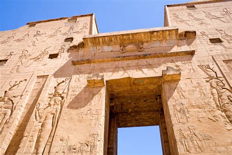 ¡Sumérgete en la Historia con el Templo de Horus en Edfu! Un Tesoro Arquitectónico y un Santuario Dedicado al Dios Halcón.