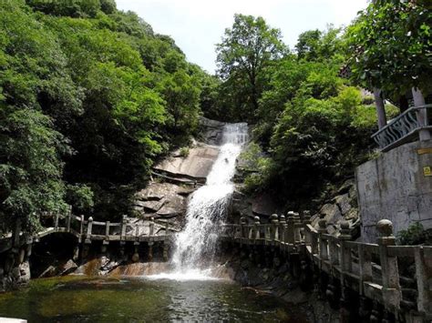 ¡Sumérgete en la historia y la belleza natural del Monte Huaguo! Paisajes exuberantes y ruinas antiguas te esperan.