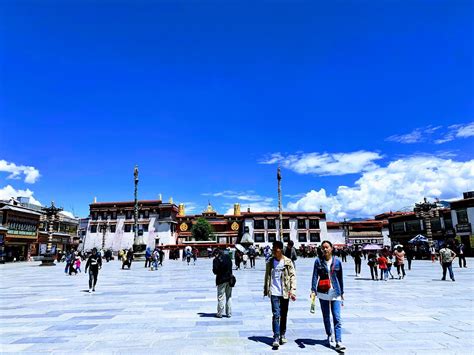 ¡El Templo de Jokhang: Una joya arquitectónica donde la espiritualidad brilla!