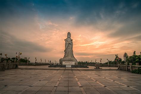 ¡El Templo de la Montaña Roja: Una Joya Espiritual Escondida en Shanwei!